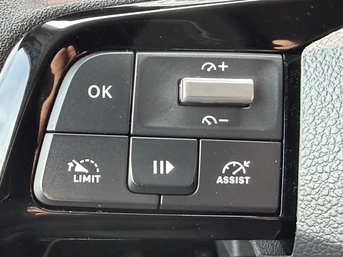100pk L2 1000kg (Laadruimte betimmering - Camera - Airco - Navigatie - Parkeersensoren V+A - Digitale spiegel - Moduwork - Apple Carplay)