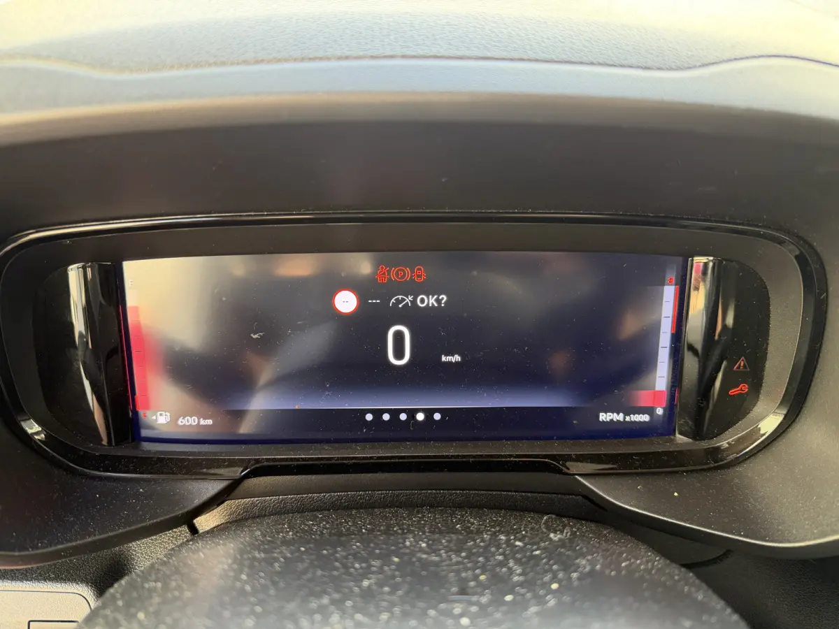100pk L2 1000kg (Laadruimte betimmering - Camera - Airco - Navigatie - Parkeersensoren V+A - Digitale spiegel - Moduwork - Apple Carplay)