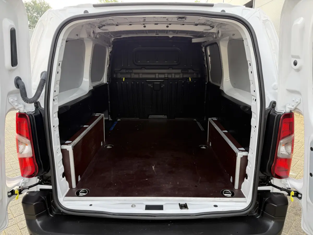 100pk L2 1000kg (Laadruimte betimmering - Camera - Airco - Navigatie - Parkeersensoren V+A - Digitale spiegel - Moduwork - Apple Carplay)
