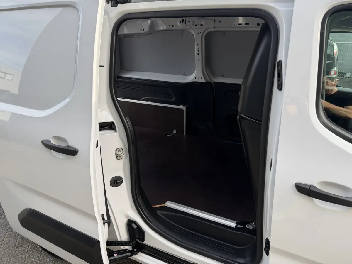 100pk L2 1000kg (Laadruimte betimmering - Camera - Airco - Navigatie - Parkeersensoren V+A - Digitale spiegel - Moduwork - Apple Carplay)