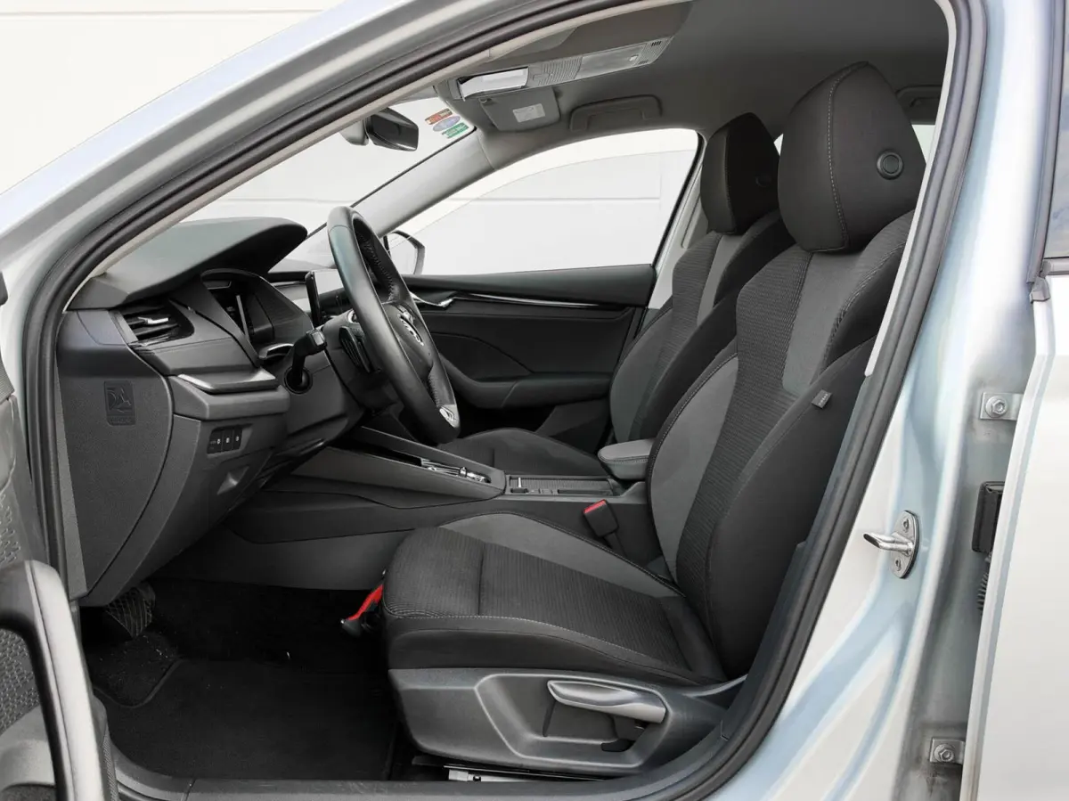 1.0 e-TSI 110pk DSG Business Edition | Navigatie | Stoelverwarming | Trekhaak