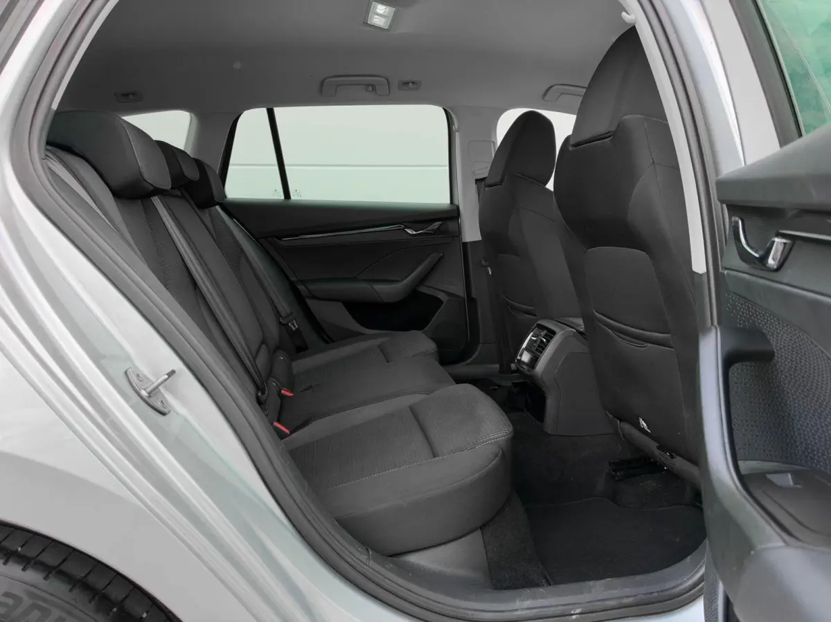 1.0 e-TSI 110pk DSG Business Edition | Navigatie | Stoelverwarming | Trekhaak