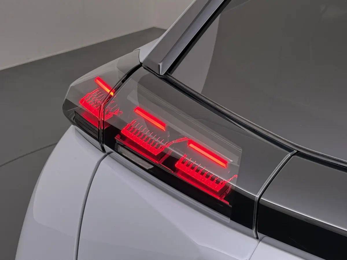 Allure 100pk | Navigatie | Camera achter | Parkeersensoren | Cruise control | Lichtmetalen velgen | LED koplampen | Apple Carplay en Android auto