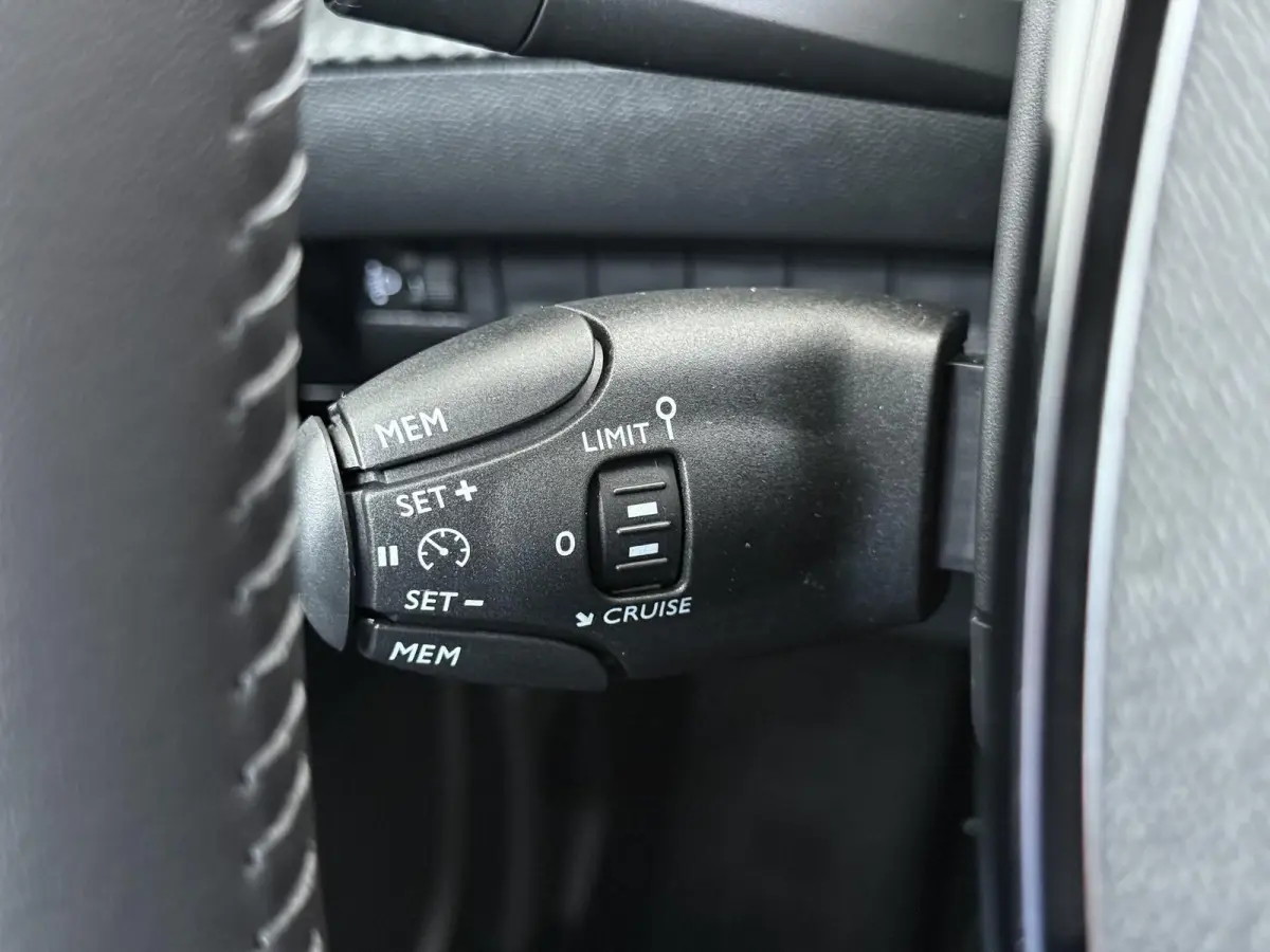 Allure 100pk | Navigatie | Camera achter | Parkeersensoren | Cruise control | Lichtmetalen velgen | LED koplampen | Apple Carplay en Android auto