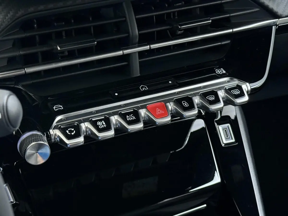 Allure 100pk | Navigatie | Camera achter | Parkeersensoren | Cruise control | Lichtmetalen velgen | LED koplampen | Apple Carplay en Android auto