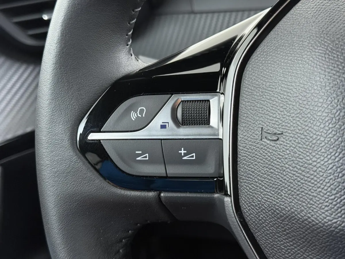 Allure 100pk | Navigatie | Camera achter | Parkeersensoren | Cruise control | Lichtmetalen velgen | LED koplampen | Apple Carplay en Android auto