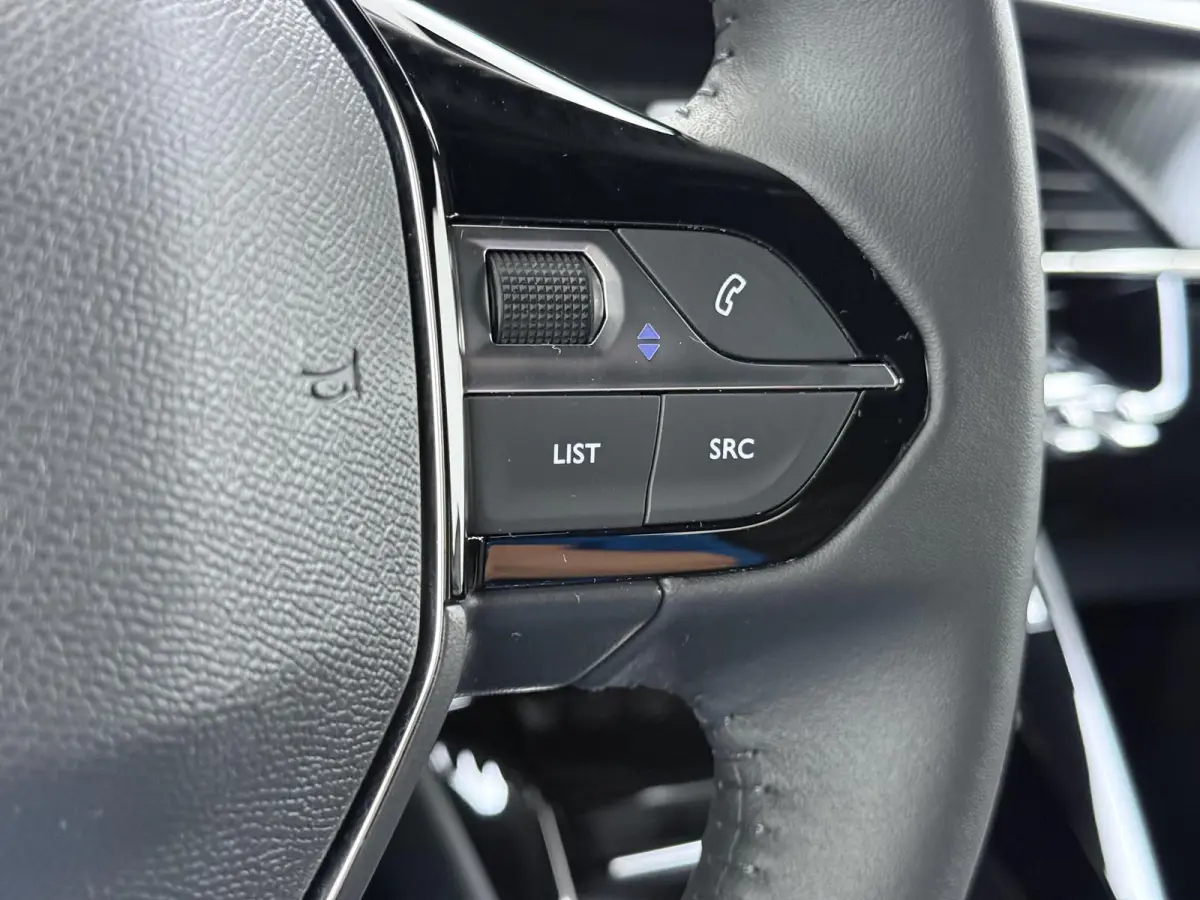 Allure 100pk | Navigatie | Camera achter | Parkeersensoren | Cruise control | Lichtmetalen velgen | LED koplampen | Apple Carplay en Android auto
