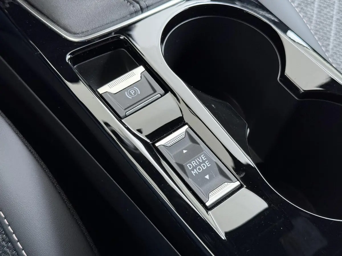 Allure 100pk | Navigatie | Camera achter | Parkeersensoren | Cruise control | Lichtmetalen velgen | LED koplampen | Apple Carplay en Android auto