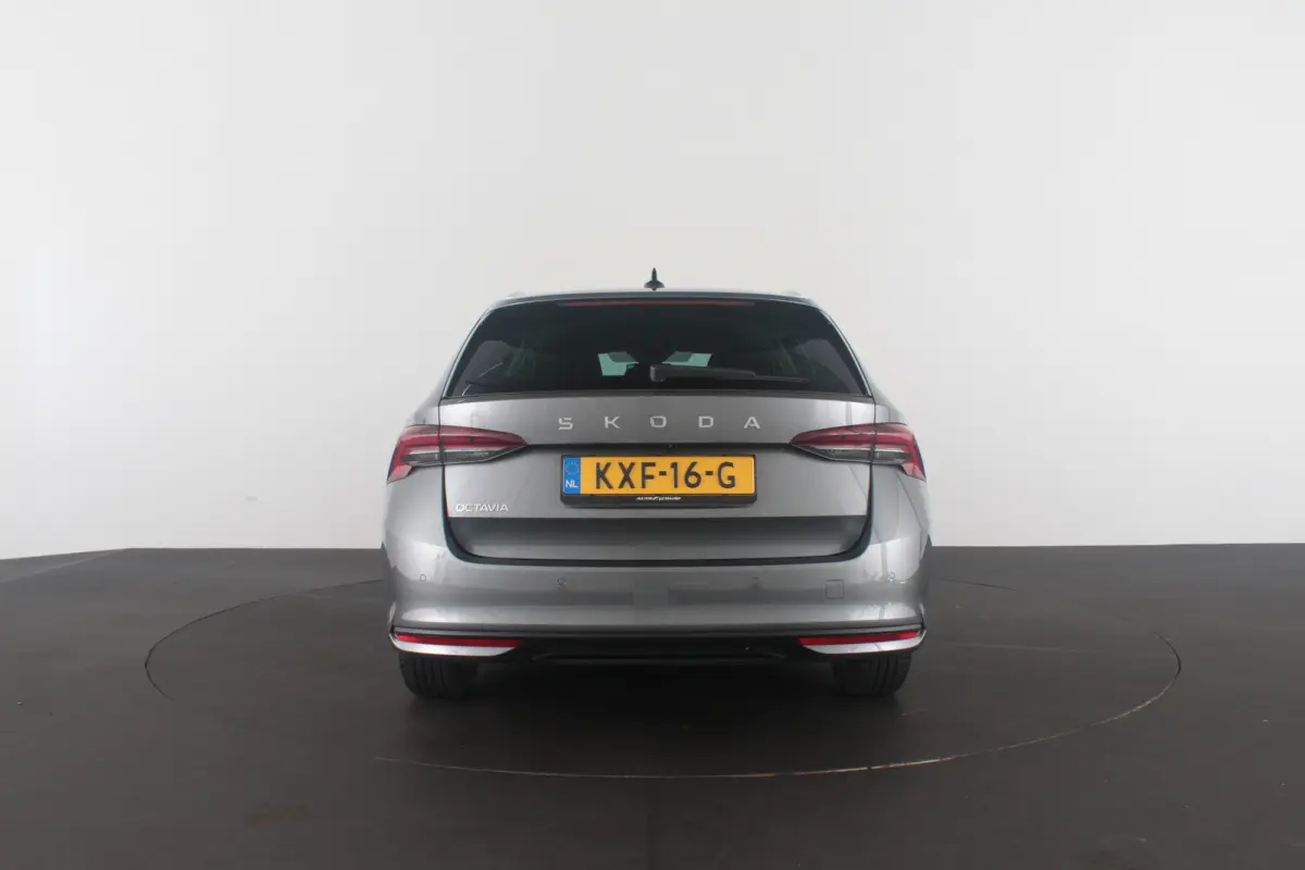 1.5 TSI Business Edition > Camera/Trekhaak/Winterpakket/ Graphite Grey