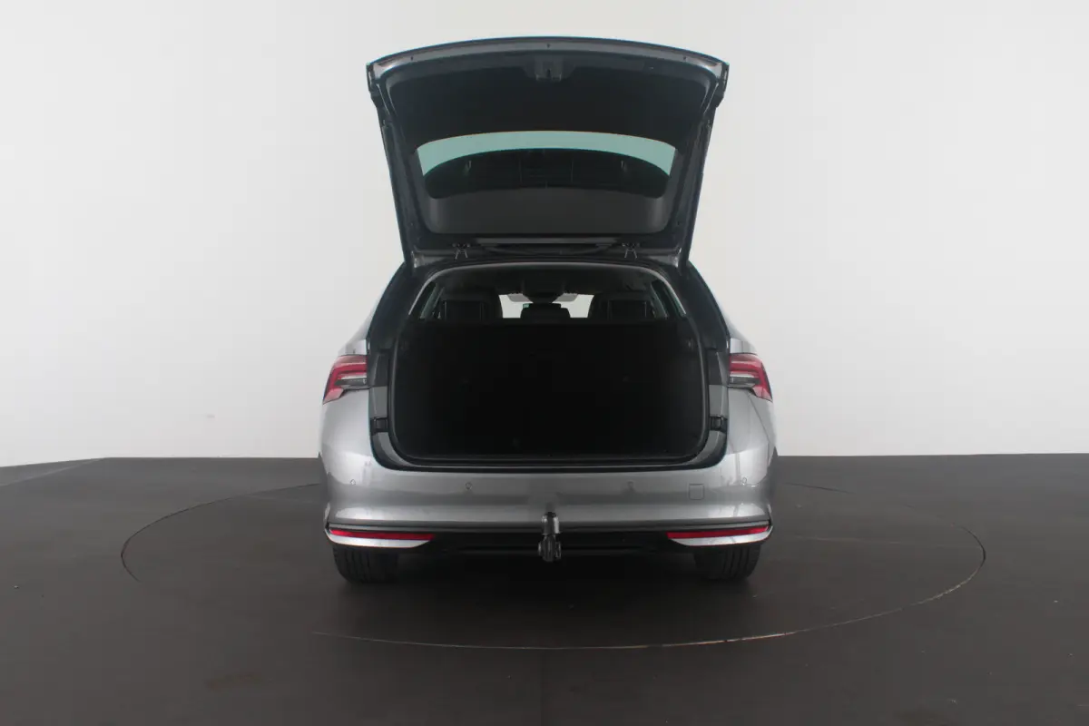 1.5 TSI Business Edition > Camera/Trekhaak/Winterpakket/ Graphite Grey