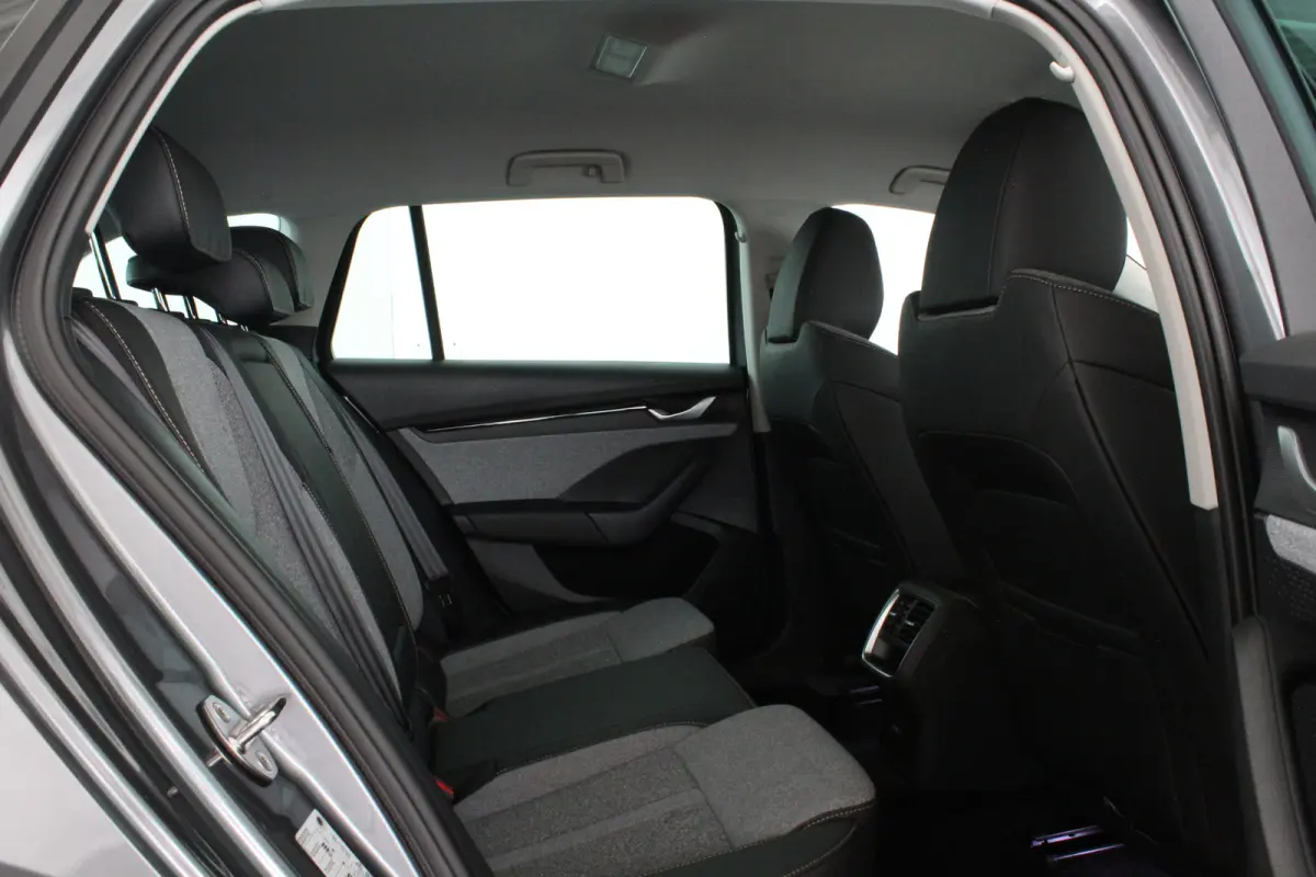 1.5 TSI Business Edition > Camera/Trekhaak/Winterpakket/ Graphite Grey