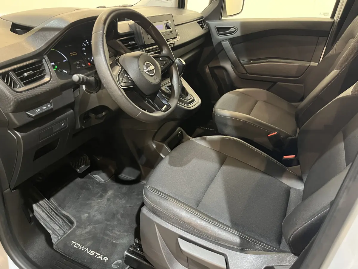 E (Nissan E-Townstar) Acenta L1 44 kWh / 100% elektrisch !! / SOH 98% / CCS Snelladen / Airco / Cruise Control / PDC / LED / 25.000 KM !!
