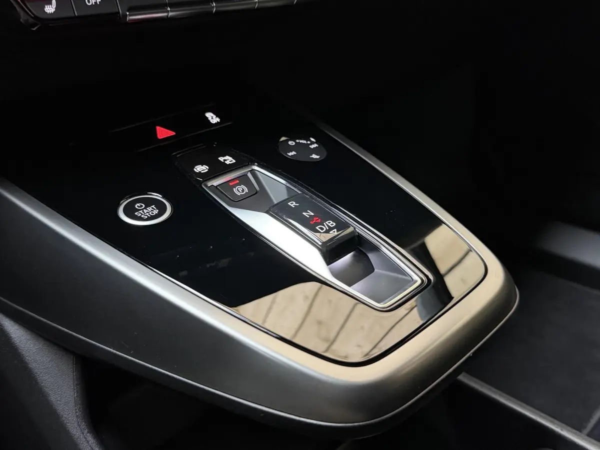 40 Launch edition Advanced Plus 77 kWh SoH 95,39% | Achteruitrijcamera | Adaptieve cruise control | Apple CarPlay/Android Auto | Matrix LED | Navigatiesysteem | Voorstoelen verwarmd | Warmte