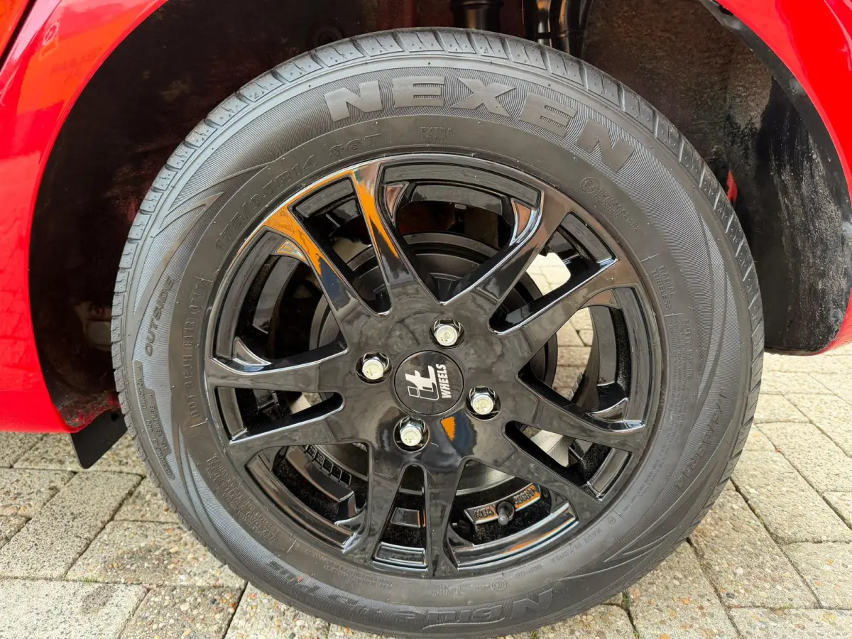 1.0 CVVT PlusLine | 50.689 KM | AIRCO | ZWARTE LMV |SPORTIEF ROOD |