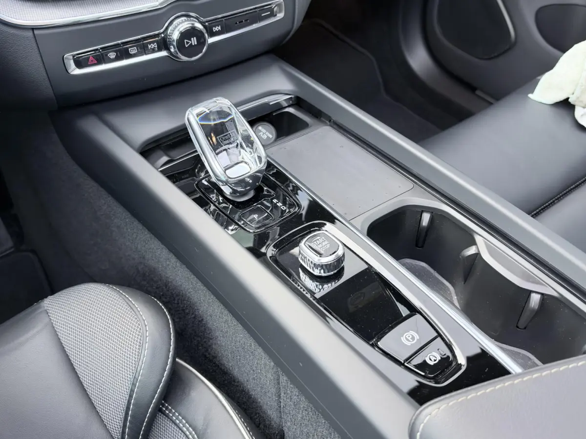 2.0 T6 Plug-in hybrid AWD R-Design 349 pk Long range | Trekhaak | Harman Kardon | 360 camera | 20 inch