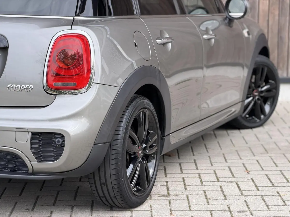 1.5 Cooper Chili Serious Business JCW PAKKET | PANORAMADAK | CAMERA | STOELWERWARMING
