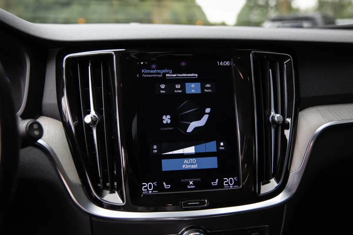 2.0 T8 Recharge AWD R-Design , Trekhaak, Cruise control, Achterstoelen verwarmd,