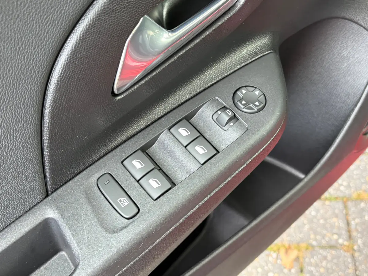 1.2 Turbo 100 PK Yes | 2+6 JAAR GARANTIE| STUUR EN STOELVERWARMING| PARKEERSENSOREN ACHTER| APPLE CARPLAY/ANDROID AUTO| FULL LED| BROEKHUIS GELEVERD| EERSTE EIGENAAR|
