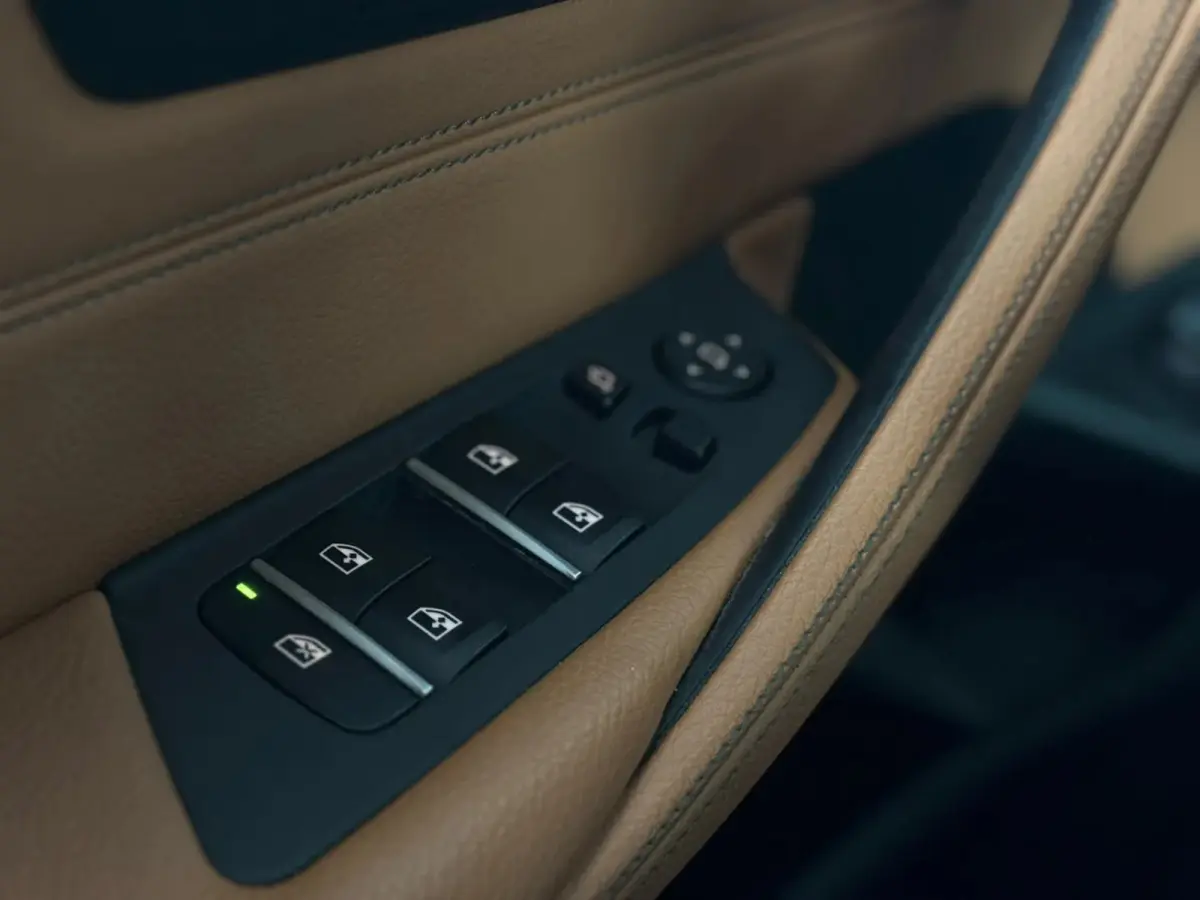 530i High Executive (Dealer OndH, Panorama, Navi, StoelV, 360 Camera, Head-up, Comfort Stoelen, Etc)