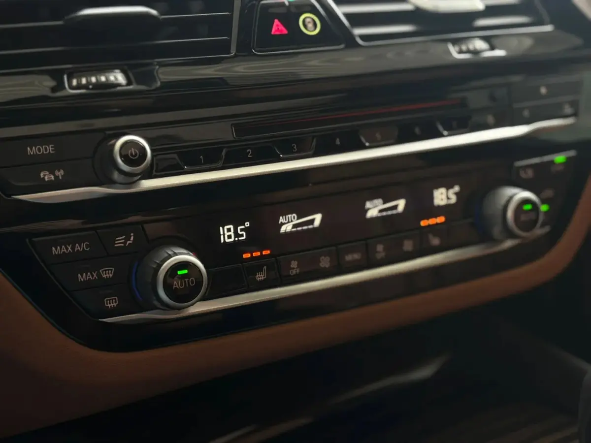 530i High Executive (Dealer OndH, Panorama, Navi, StoelV, 360 Camera, Head-up, Comfort Stoelen, Etc)