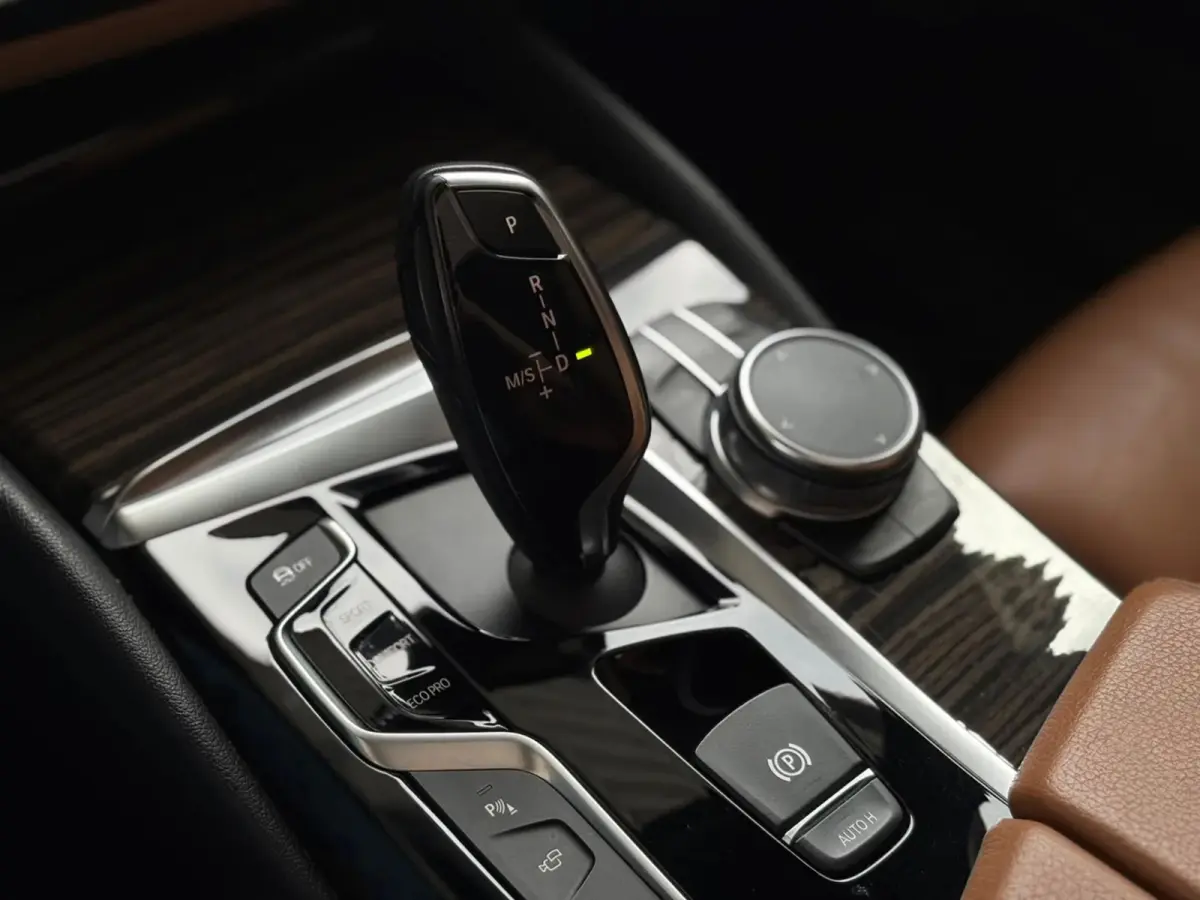 530i High Executive (Dealer OndH, Panorama, Navi, StoelV, 360 Camera, Head-up, Comfort Stoelen, Etc)