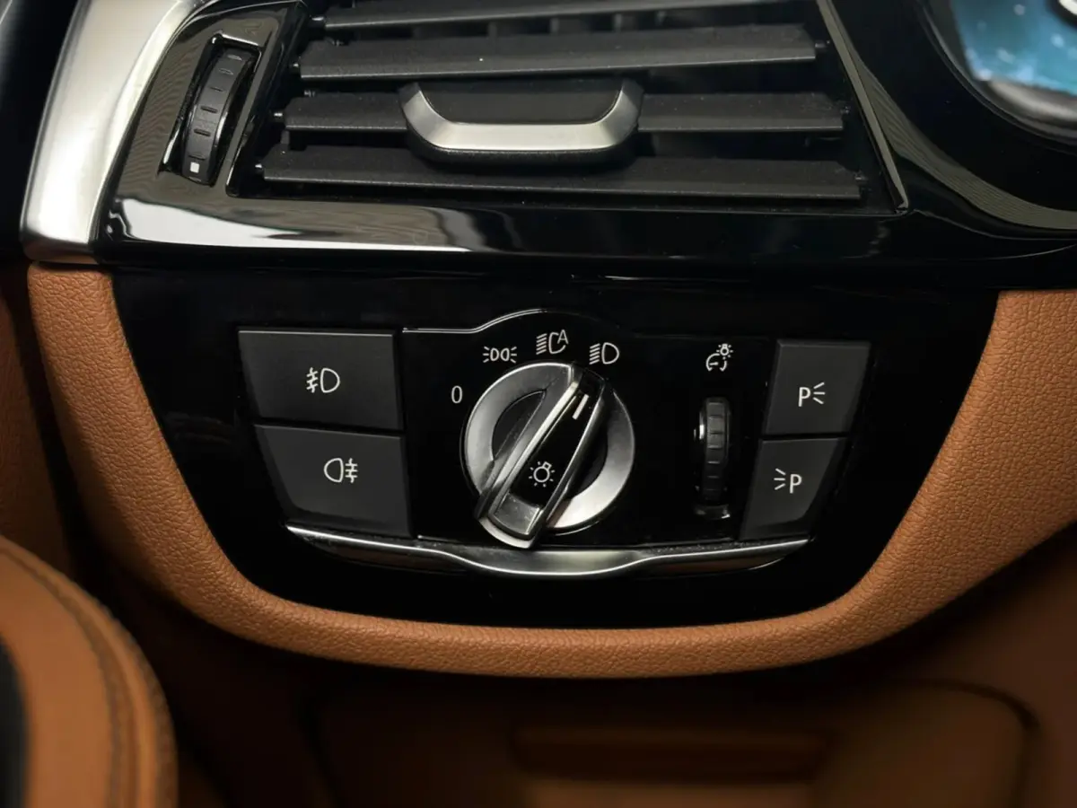 530i High Executive (Dealer OndH, Panorama, Navi, StoelV, 360 Camera, Head-up, Comfort Stoelen, Etc)