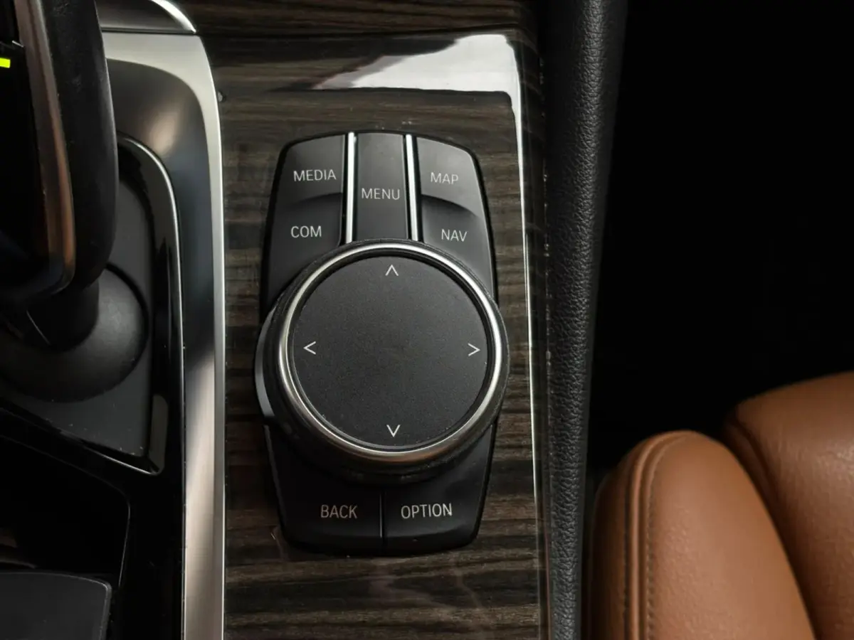 530i High Executive (Dealer OndH, Panorama, Navi, StoelV, 360 Camera, Head-up, Comfort Stoelen, Etc)