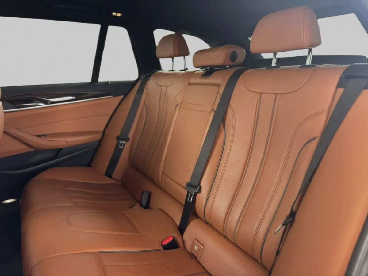 530i High Executive (Dealer OndH, Panorama, Navi, StoelV, 360 Camera, Head-up, Comfort Stoelen, Etc)