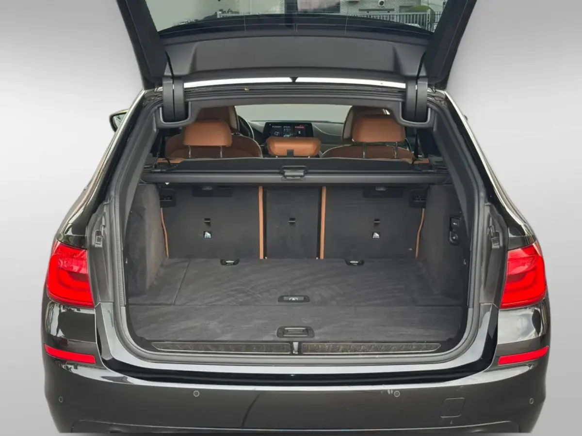 530i High Executive (Dealer OndH, Panorama, Navi, StoelV, 360 Camera, Head-up, Comfort Stoelen, Etc)