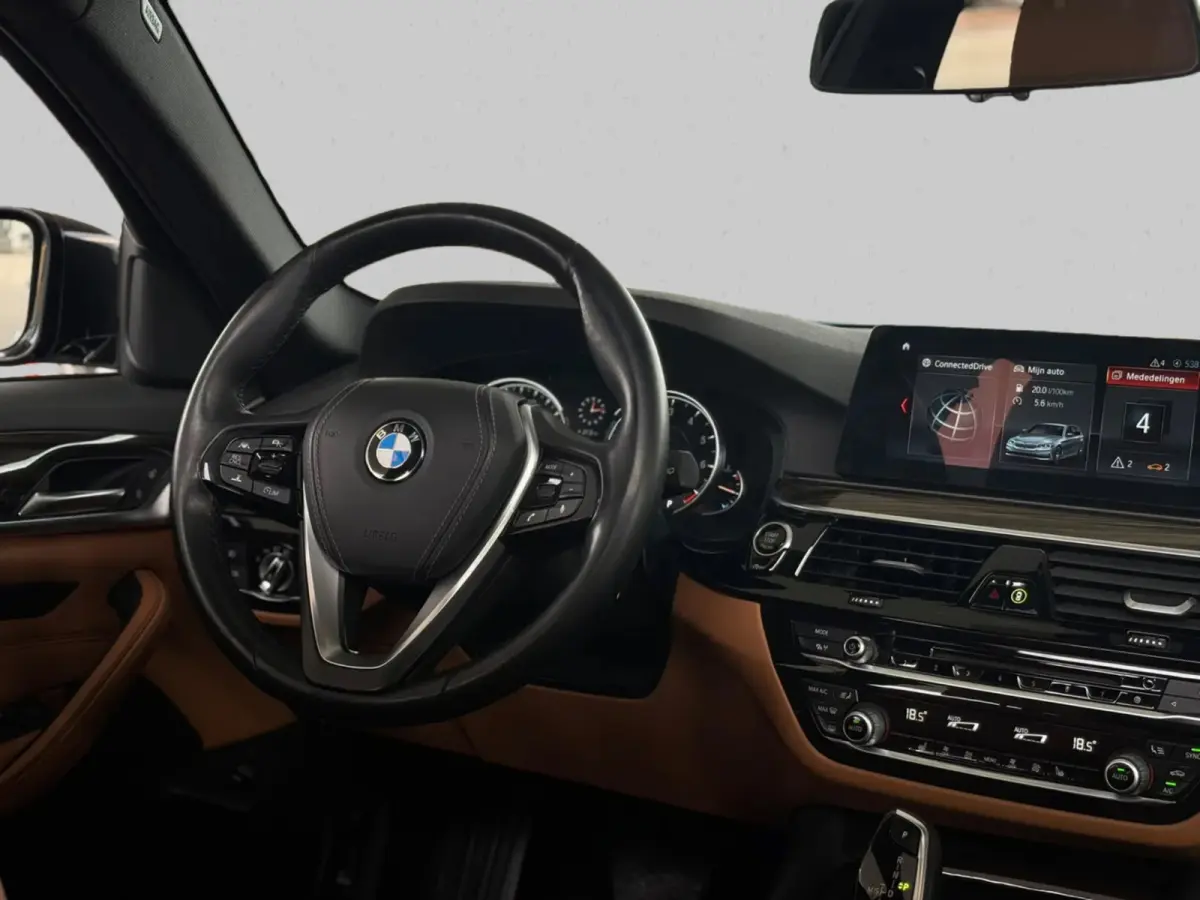 530i High Executive (Dealer OndH, Panorama, Navi, StoelV, 360 Camera, Head-up, Comfort Stoelen, Etc)