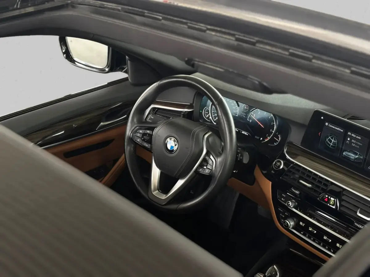 530i High Executive (Dealer OndH, Panorama, Navi, StoelV, 360 Camera, Head-up, Comfort Stoelen, Etc)