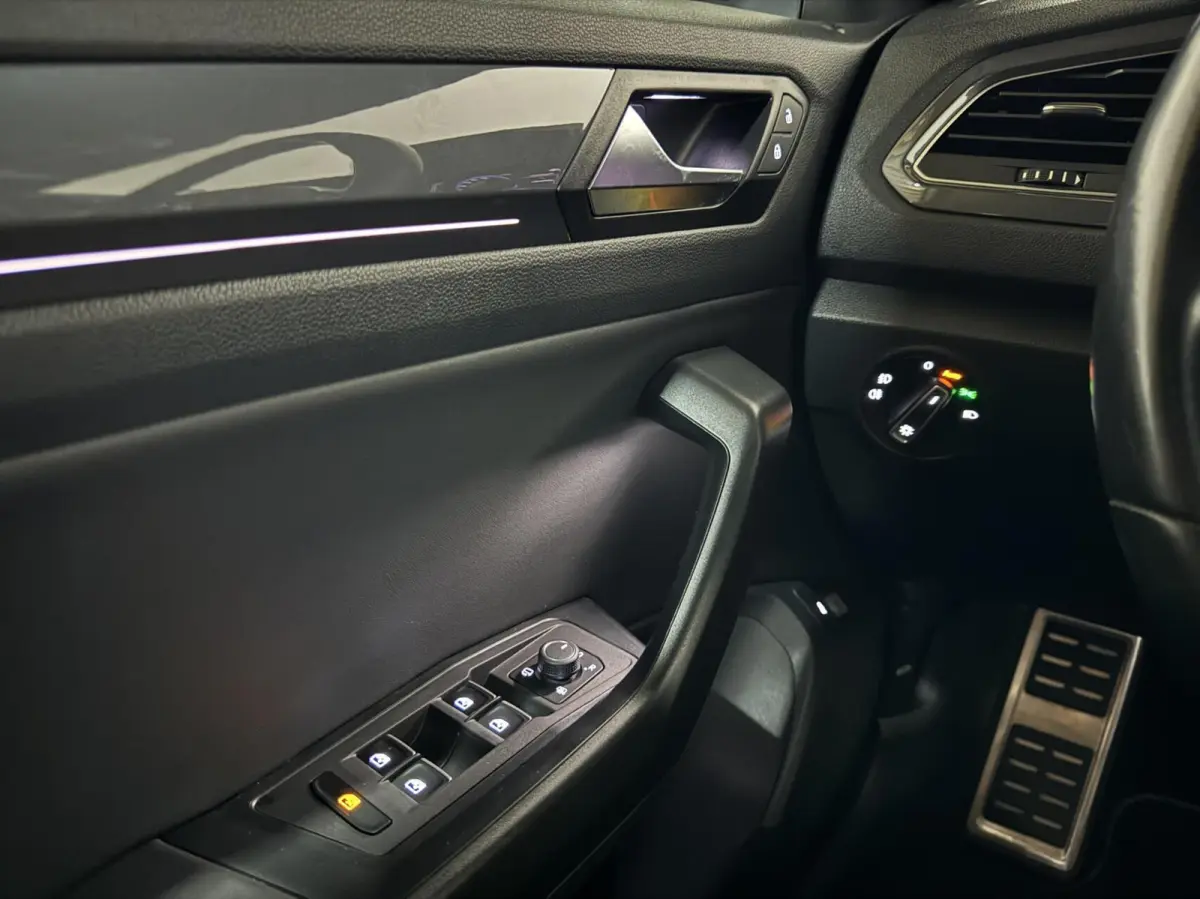 1.5 TSI R-Line Pano Virtual Beats Camera NAP