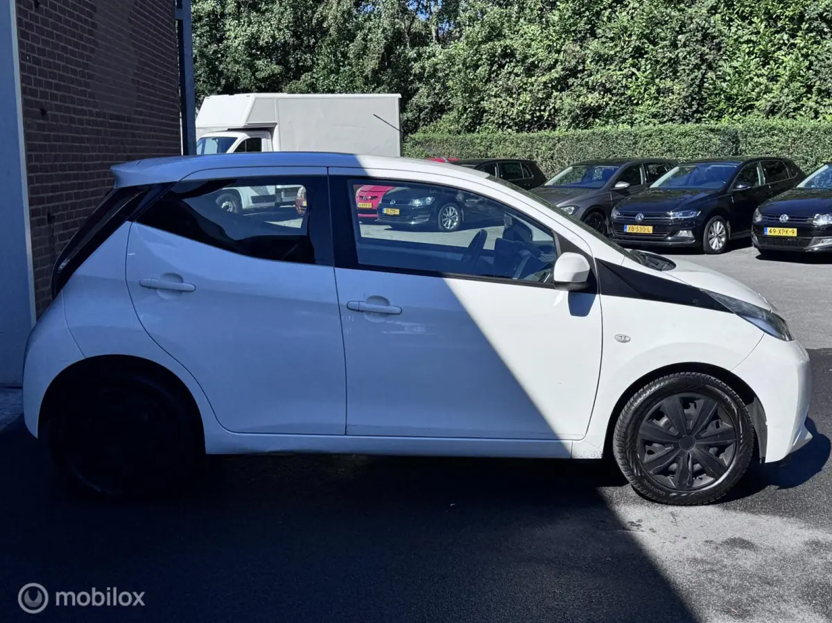 1.0 VVT-i x-play