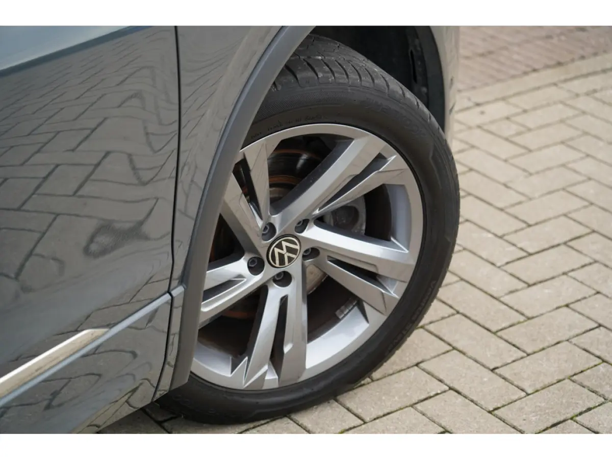 1.4 TSI eHybrid R-Line Business+ | Sfeerverlichting | Stoel en stuurwielverwarming | Dodehoek detectie | Digitaal dashboard | Ad