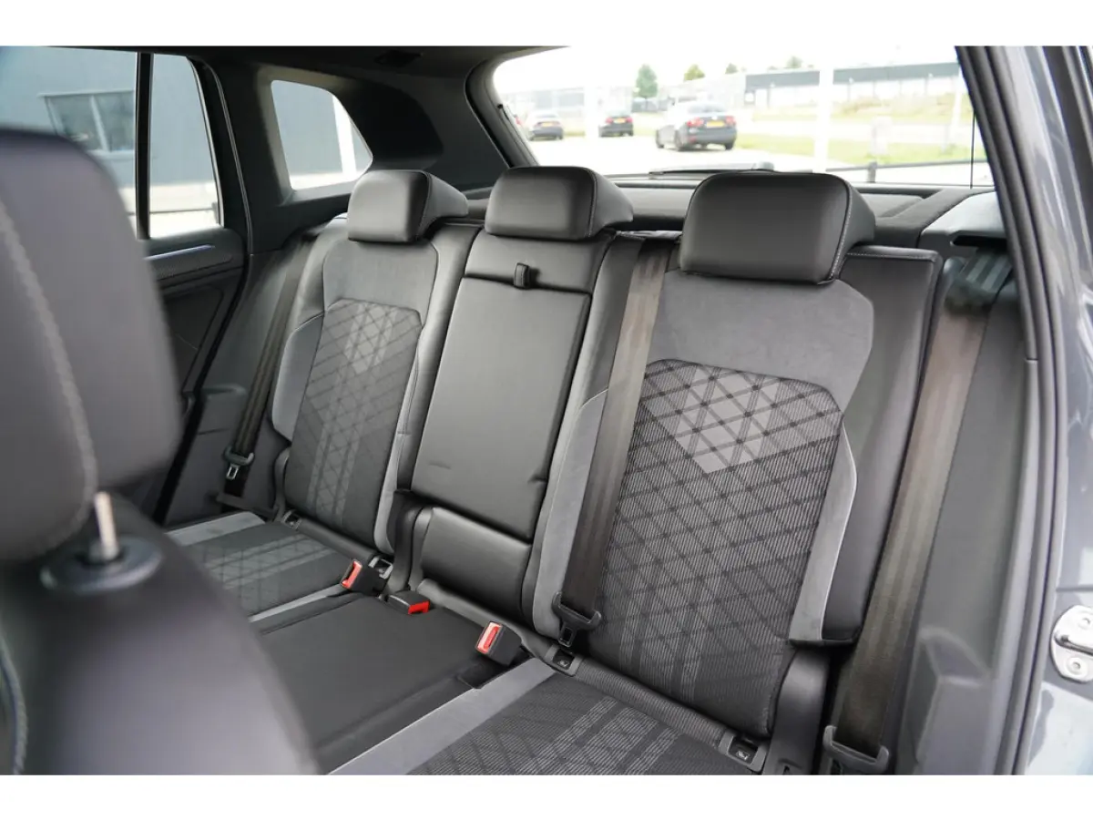 1.4 TSI eHybrid R-Line Business+ | Sfeerverlichting | Stoel en stuurwielverwarming | Dodehoek detectie | Digitaal dashboard | Ad