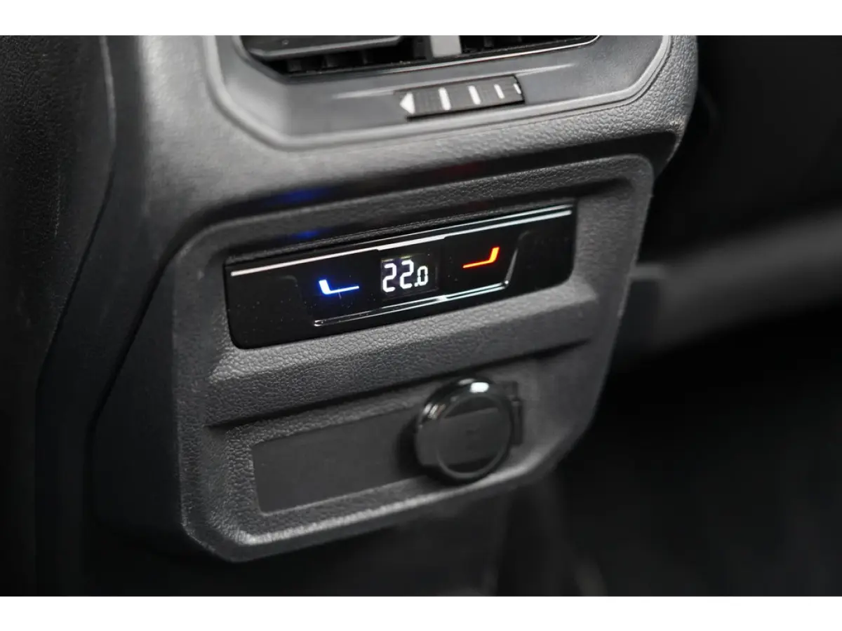 1.4 TSI eHybrid R-Line Business+ | Sfeerverlichting | Stoel en stuurwielverwarming | Dodehoek detectie | Digitaal dashboard | Ad