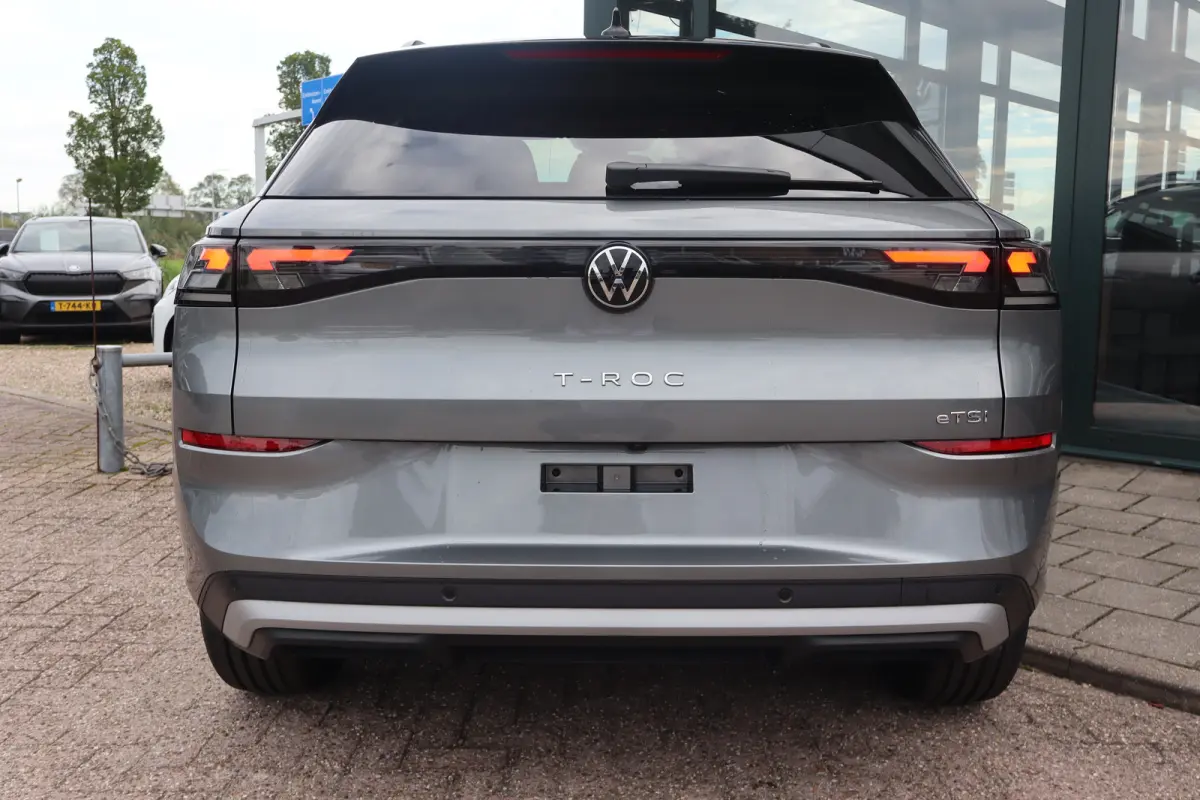 Life First Edition 150PK | 'App-Connect' draadloze smartphone integratie | Automatische afstandsregeling (Adaptive Cruise Control) | Buitenspiegels elektrisch instel-, verwarm- en inklapbaar