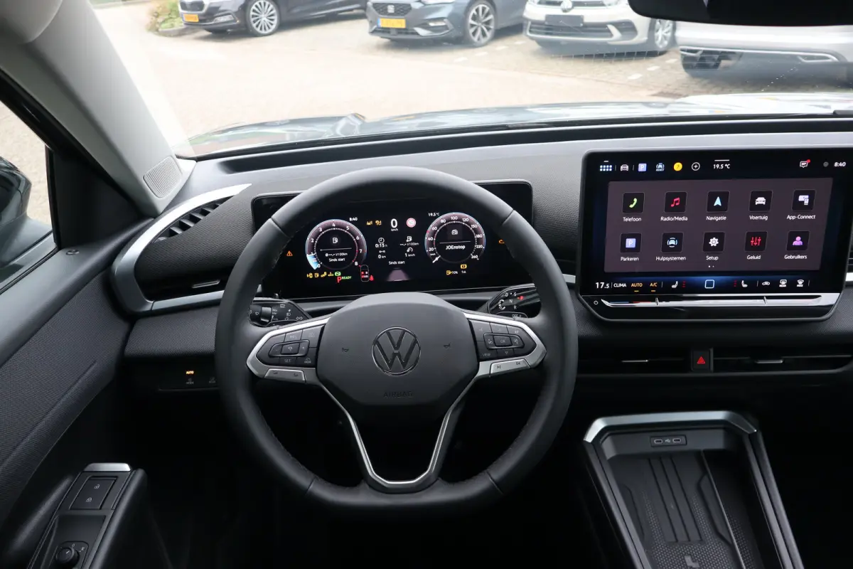 Life First Edition 150PK | 'App-Connect' draadloze smartphone integratie | Automatische afstandsregeling (Adaptive Cruise Control) | Buitenspiegels elektrisch instel-, verwarm- en inklapbaar