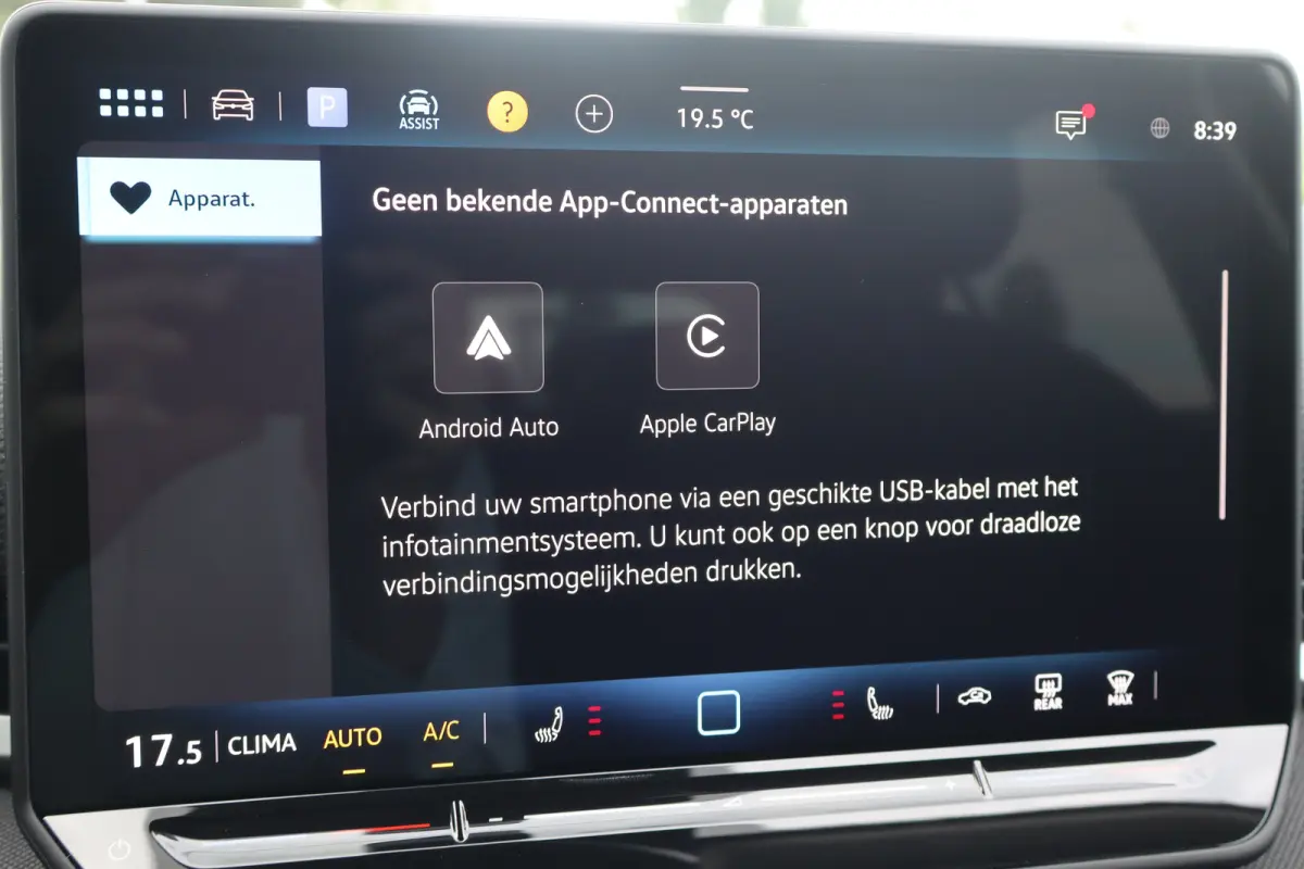 Life First Edition 150PK | 'App-Connect' draadloze smartphone integratie | Automatische afstandsregeling (Adaptive Cruise Control) | Buitenspiegels elektrisch instel-, verwarm- en inklapbaar
