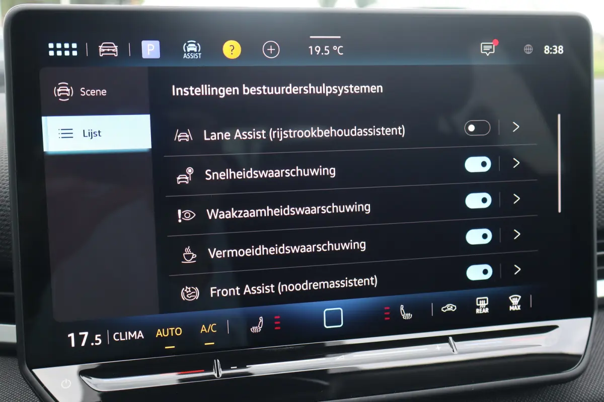 Life First Edition 150PK | 'App-Connect' draadloze smartphone integratie | Automatische afstandsregeling (Adaptive Cruise Control) | Buitenspiegels elektrisch instel-, verwarm- en inklapbaar