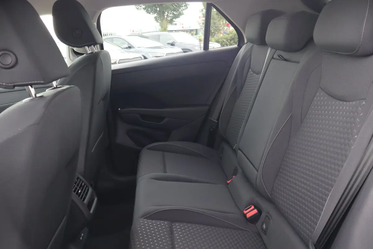 Life First Edition 150PK | 'App-Connect' draadloze smartphone integratie | Automatische afstandsregeling (Adaptive Cruise Control) | Buitenspiegels elektrisch instel-, verwarm- en inklapbaar