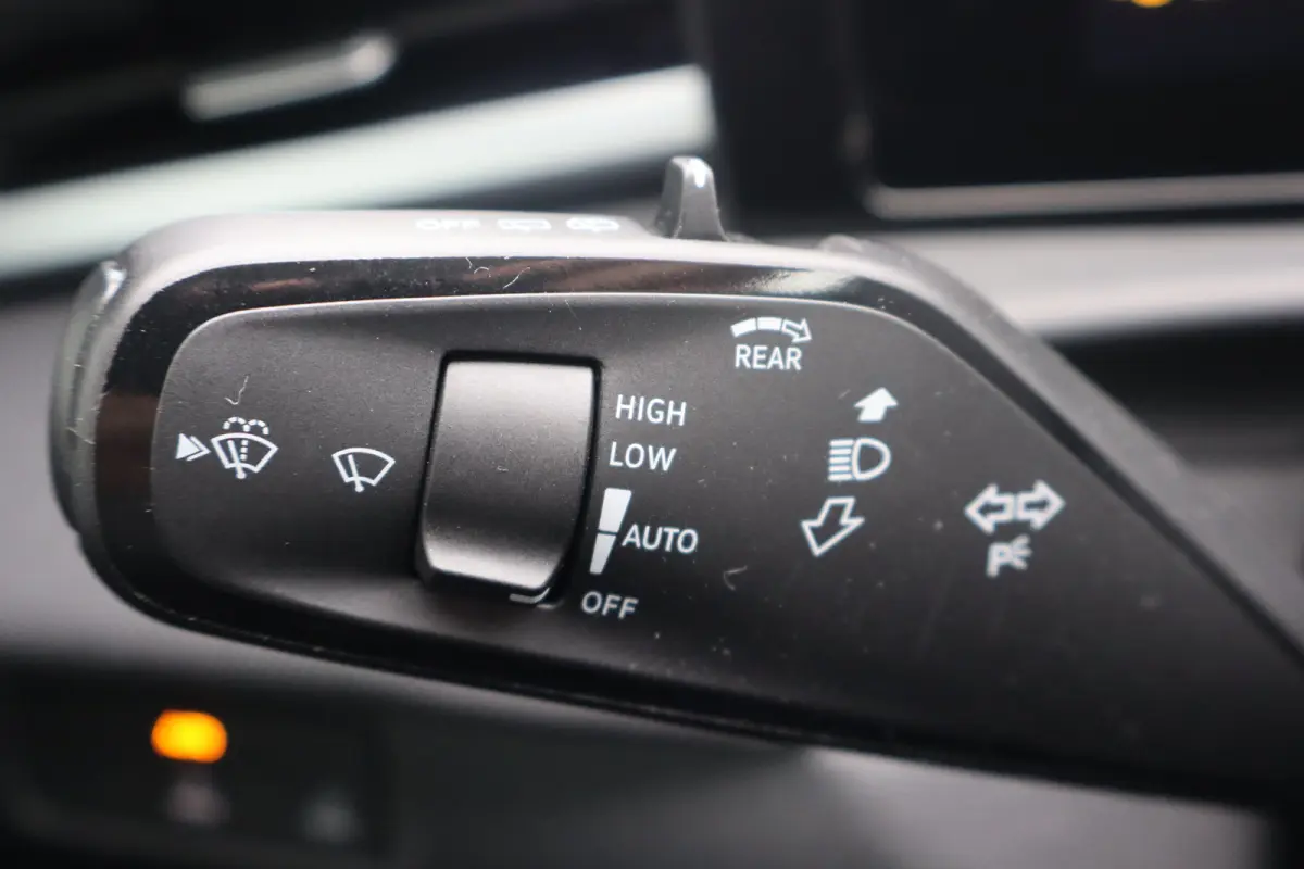 Life First Edition 150PK | 'App-Connect' draadloze smartphone integratie | Automatische afstandsregeling (Adaptive Cruise Control) | Buitenspiegels elektrisch instel-, verwarm- en inklapbaar