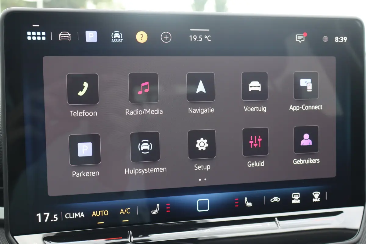 Life First Edition 150PK | 'App-Connect' draadloze smartphone integratie | Automatische afstandsregeling (Adaptive Cruise Control) | Buitenspiegels elektrisch instel-, verwarm- en inklapbaar