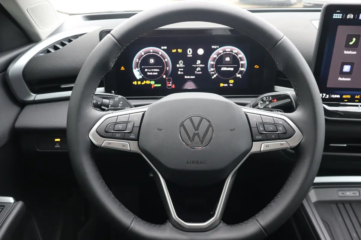 Life First Edition 150PK | 'App-Connect' draadloze smartphone integratie | Automatische afstandsregeling (Adaptive Cruise Control) | Buitenspiegels elektrisch instel-, verwarm- en inklapbaar