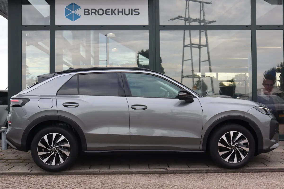 Life First Edition 150PK | 'App-Connect' draadloze smartphone integratie | Automatische afstandsregeling (Adaptive Cruise Control) | Buitenspiegels elektrisch instel-, verwarm- en inklapbaar
