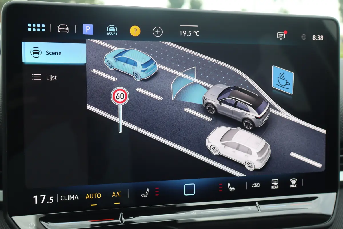 Life First Edition 150PK | 'App-Connect' draadloze smartphone integratie | Automatische afstandsregeling (Adaptive Cruise Control) | Buitenspiegels elektrisch instel-, verwarm- en inklapbaar