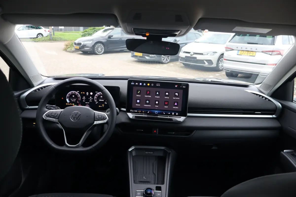 Life First Edition 150PK | 'App-Connect' draadloze smartphone integratie | Automatische afstandsregeling (Adaptive Cruise Control) | Buitenspiegels elektrisch instel-, verwarm- en inklapbaar