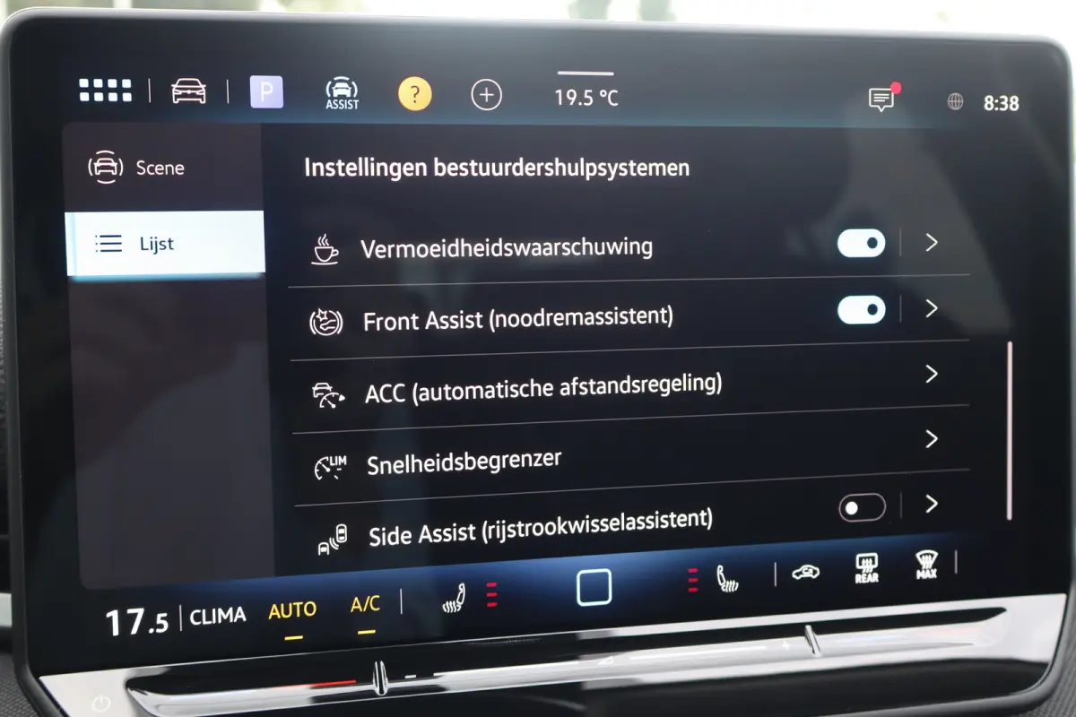 Life First Edition 150PK | 'App-Connect' draadloze smartphone integratie | Automatische afstandsregeling (Adaptive Cruise Control) | Buitenspiegels elektrisch instel-, verwarm- en inklapbaar