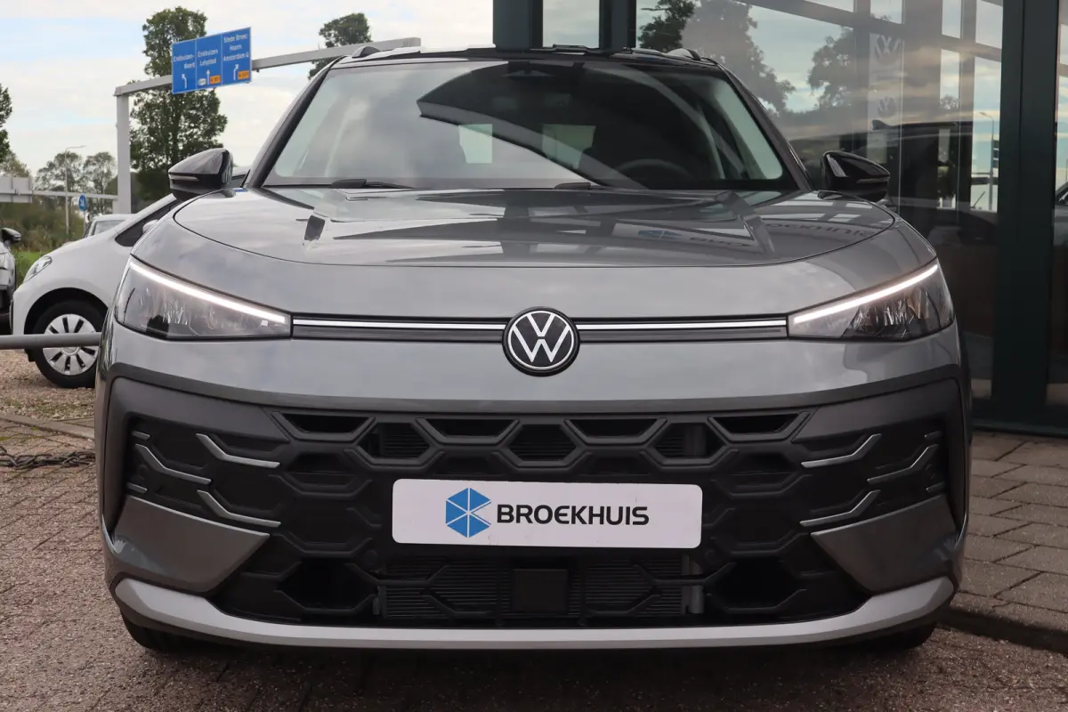 Life First Edition 150PK | 'App-Connect' draadloze smartphone integratie | Automatische afstandsregeling (Adaptive Cruise Control) | Buitenspiegels elektrisch instel-, verwarm- en inklapbaar