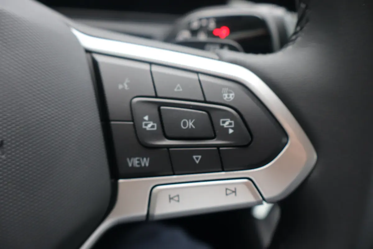 Life First Edition 150PK | 'App-Connect' draadloze smartphone integratie | Automatische afstandsregeling (Adaptive Cruise Control) | Buitenspiegels elektrisch instel-, verwarm- en inklapbaar